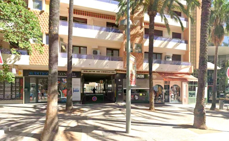 Immeuble du cabinet de Laurène ROUX, avocate en droit immobilier, avenue Gambetta à Hyères