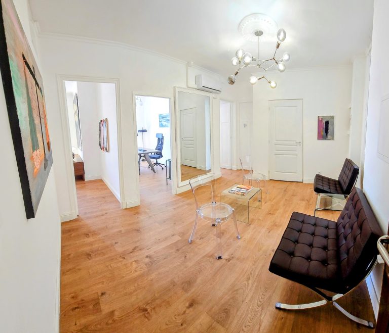 Salle d'attente du cabinet de Maître Laurène Roux à Toulon